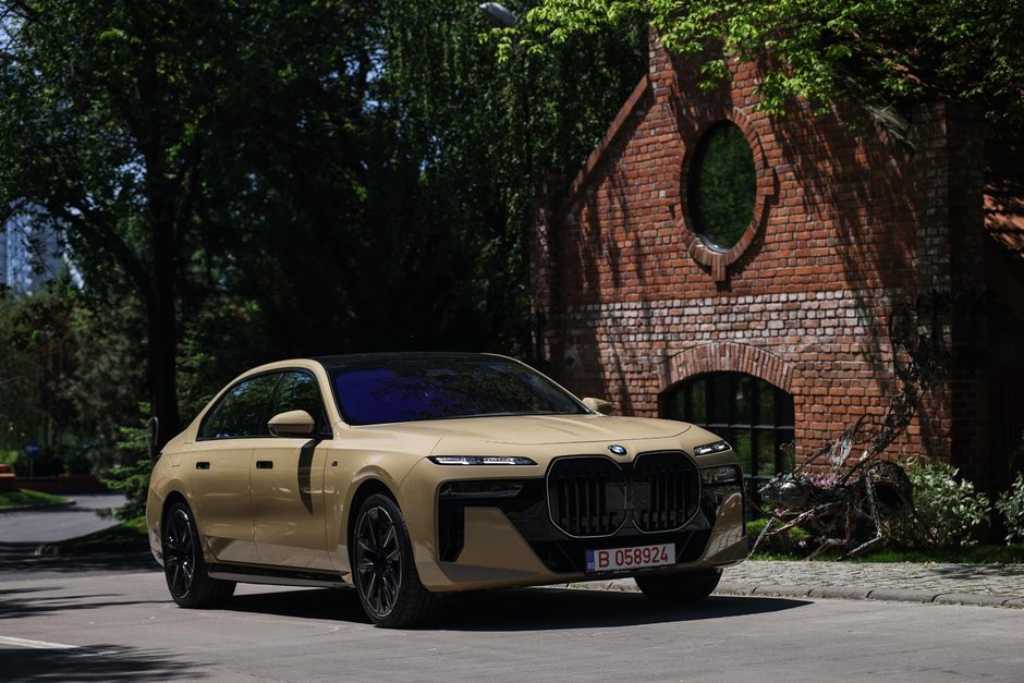 BMW Seria 7 in Desert Sand Uni