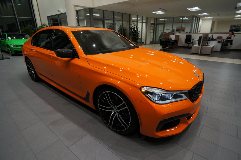 BMW Seria 7 in Fire Orange