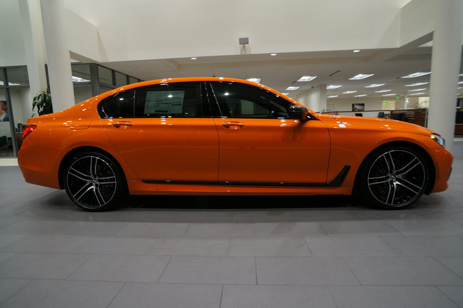 BMW Seria 7 in Fire Orange