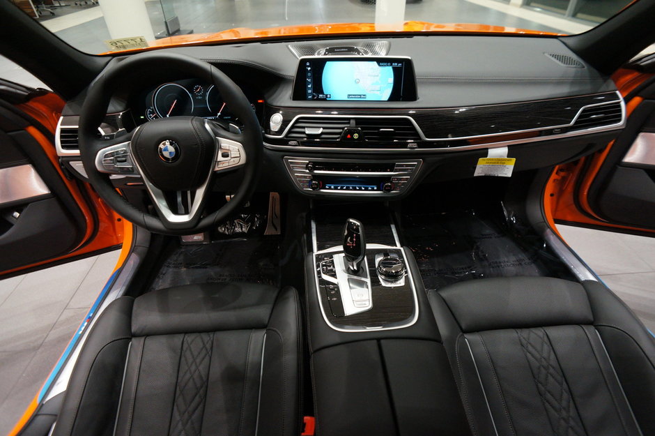 BMW Seria 7 in Fire Orange