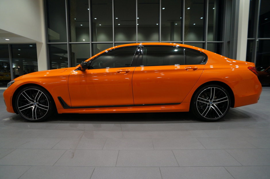 BMW Seria 7 in Fire Orange