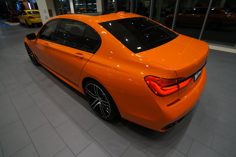 BMW Seria 7 in Fire Orange