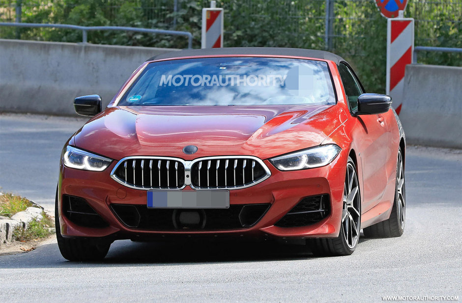 BMW Seria 8 Cabrio in rosu