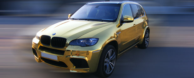 BMW X5 M imbracat in folie aurie - Tuning minim, rezultat maxim