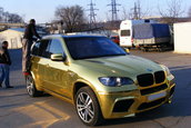 BMW X5 M imbracat in folie aurie