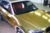 BMW X5 M imbracat in folie aurie