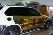 BMW X5 M imbracat in folie aurie