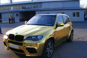 BMW X5 M imbracat in folie aurie