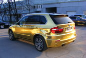BMW X5 M imbracat in folie aurie