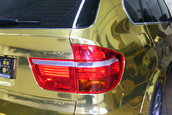 BMW X5 M imbracat in folie aurie