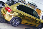 BMW X5 M imbracat in folie aurie