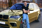 BMW X5 M imbracat in folie aurie