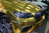 BMW X5 M imbracat in folie aurie