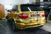 BMW X5 M imbracat in folie aurie