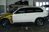 BMW X5 M imbracat in folie aurie