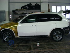 BMW X5 M imbracat in folie aurie