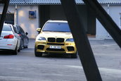 BMW X5 M imbracat in folie aurie