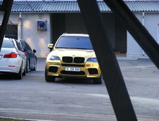 BMW X5 M imbracat in folie aurie