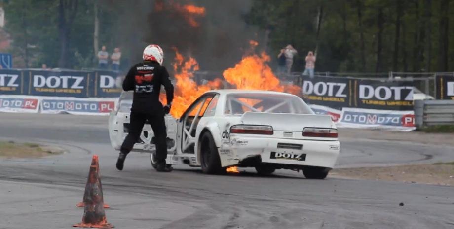 Boom si de la capat: motorul unui Nissan ia foc in timpul unei curse de drift
