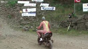 Borat si ai lui pe doua roti: distractie fara limie in cadrul unui hill-climb din Belgia