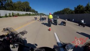 Bowling cu motocicletele: prostia unui motociclist duce la un accident in lant