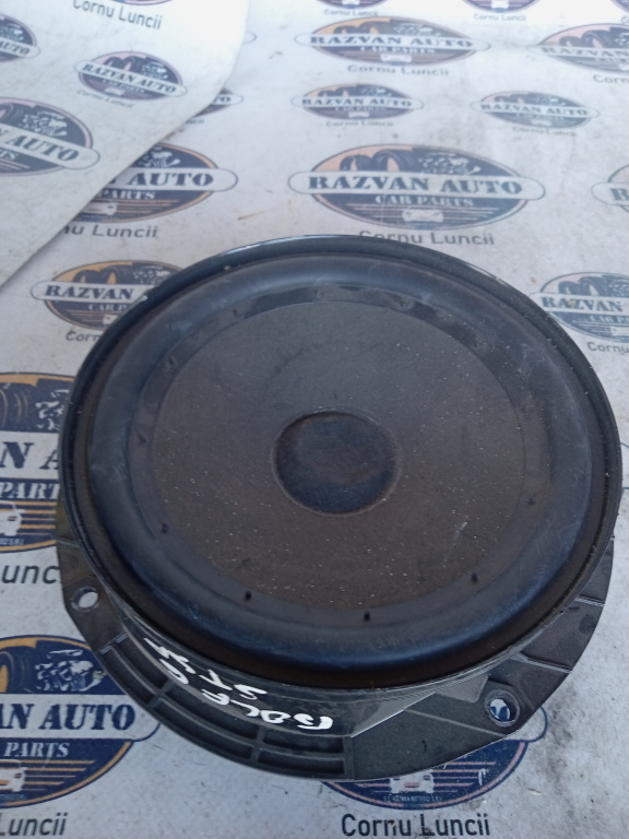 Boxa stanga spate Volkswagen Golf 6, 1K8090092