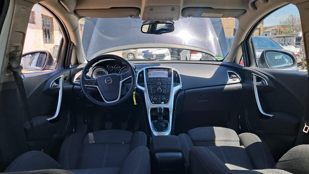 Boxa usa stanga fata Opel Astra J an 2011