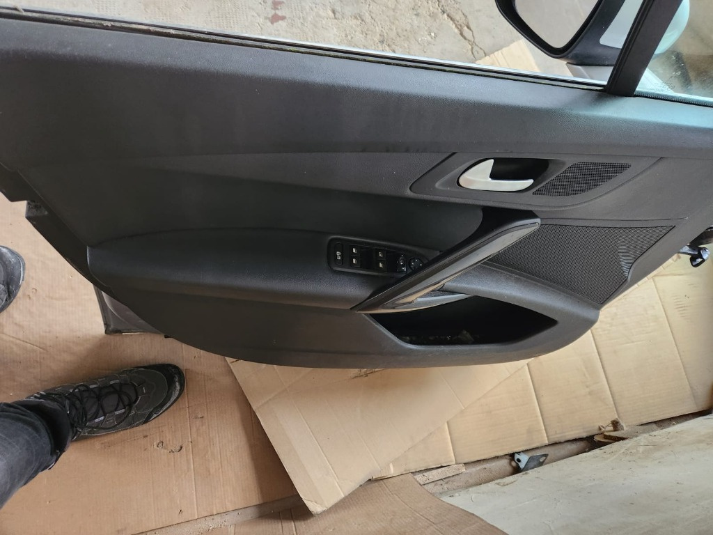 Boxa usa stanga fata Peugeot 508 combi an de fabricatie 2014