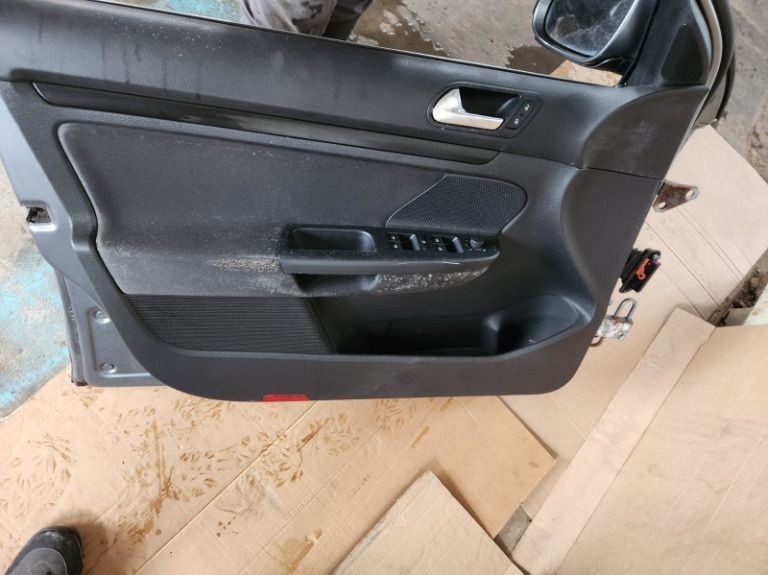 Boxa usa stanga fata Volkswagen Golf 6 combi an de fabticatie 2011