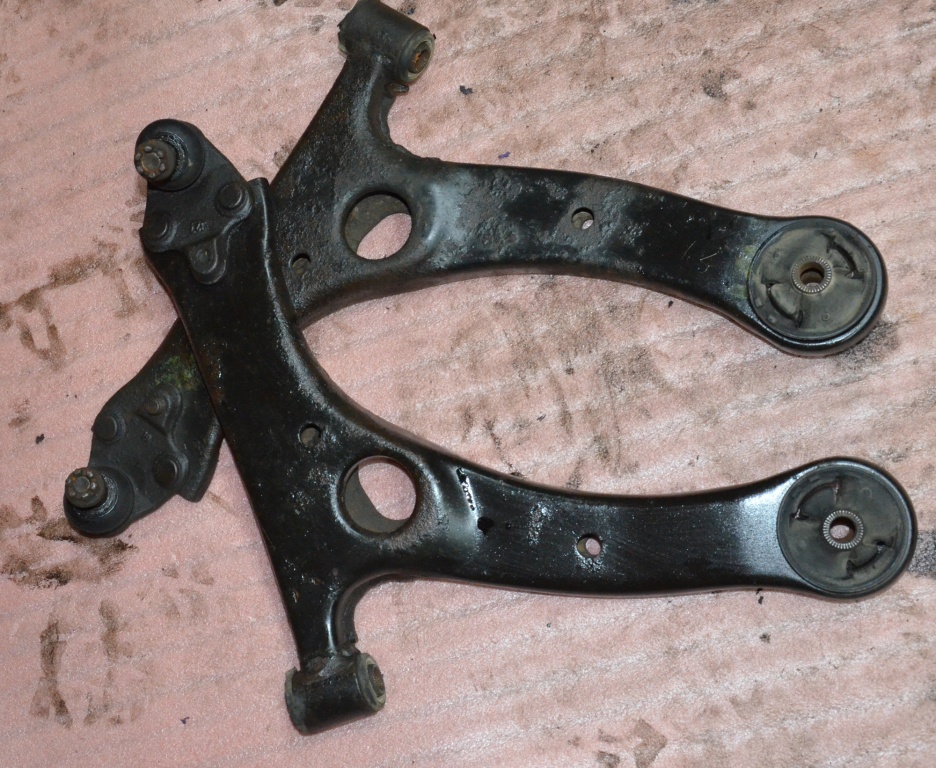 Brat bascula dreapta sau stanga fata Toyota Avensis T25 2003 - 2008