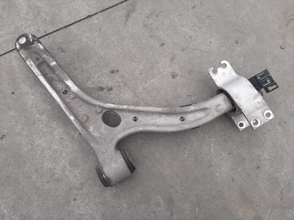 Brat bascula stanga fata 1.6b 270910 mercedes cla x117 2017