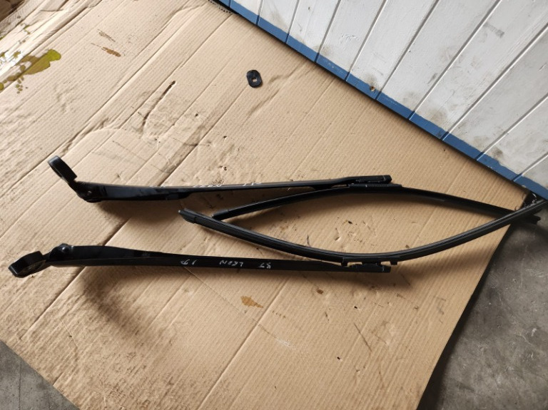 Brat stergator stanga Seat Leon 1P 1.2 TSI an 2011 Cod : 1P0955409A