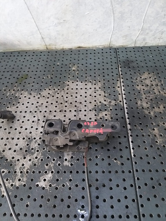Broasca capota audi a3 8p 8p0823509d