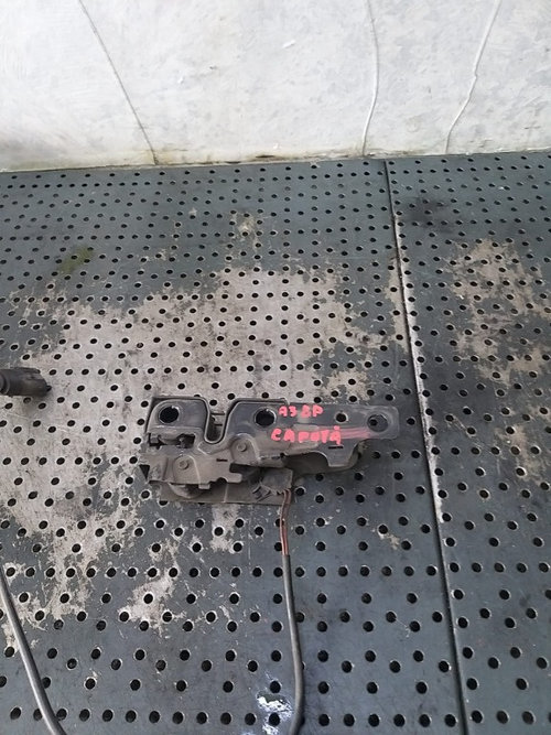 Broasca capota audi a3 8p 8p0823509d