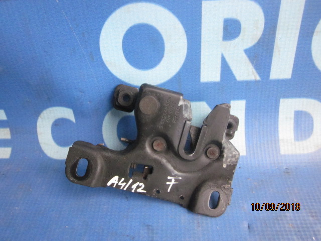 Broasca capota Audi A4 ; 8D0823509C