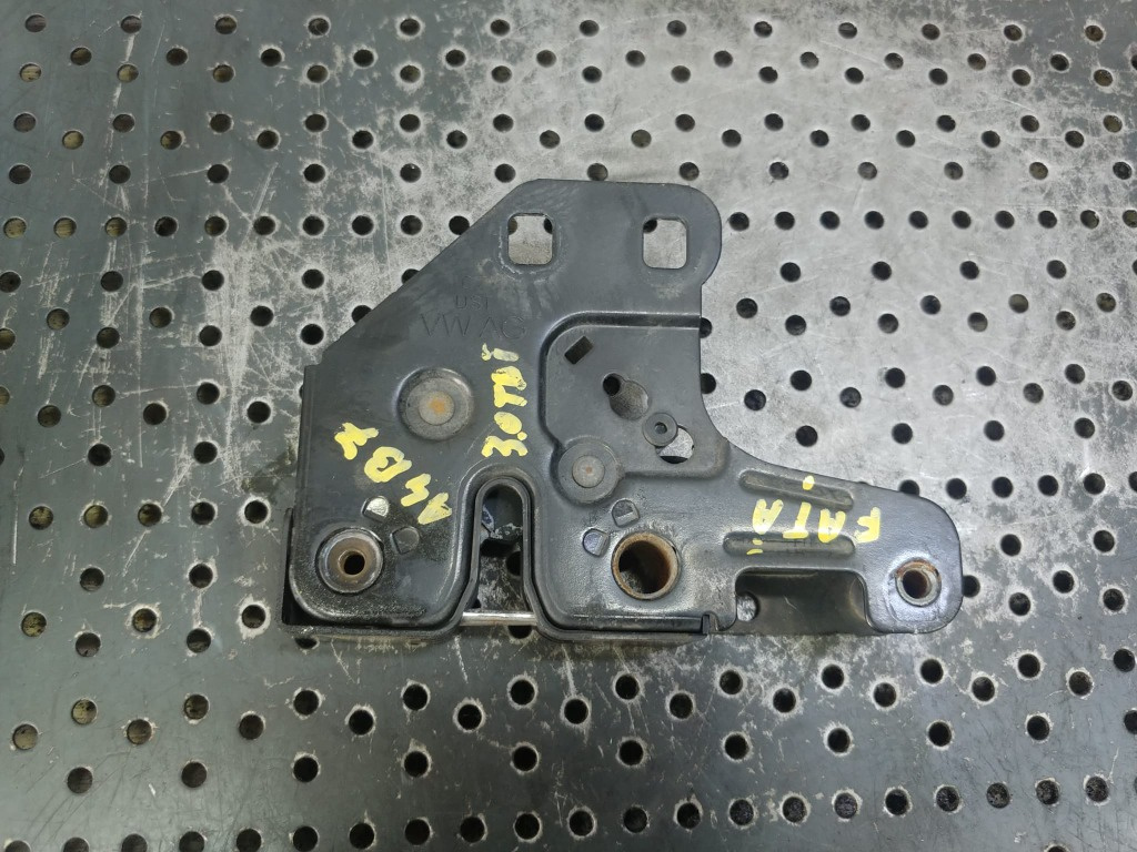 Broasca capota audi a4 b7 4f0823509a