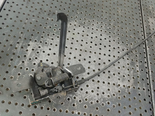 Broasca capota hyundai i20 2012