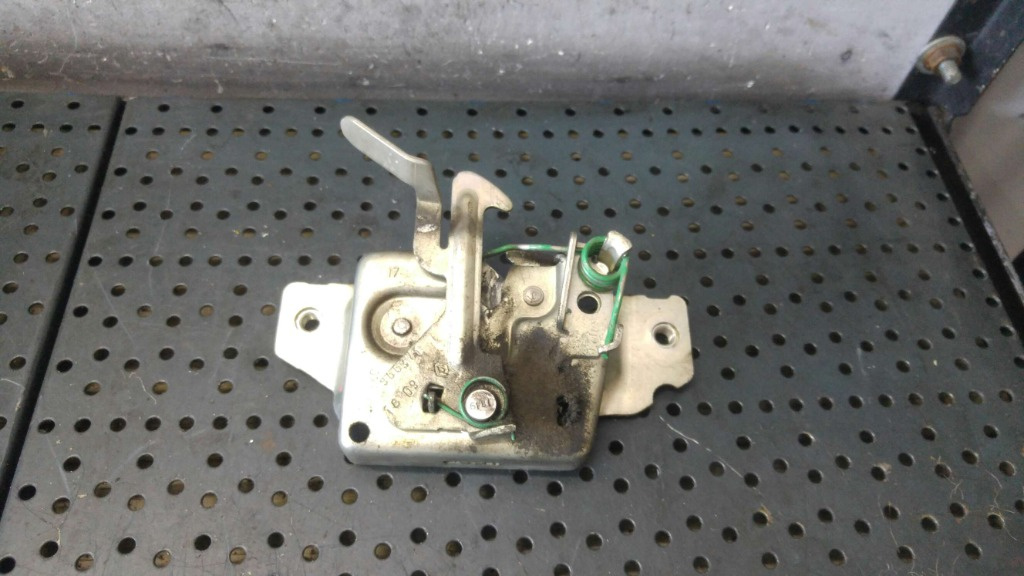 Broasca capota renault clio 3