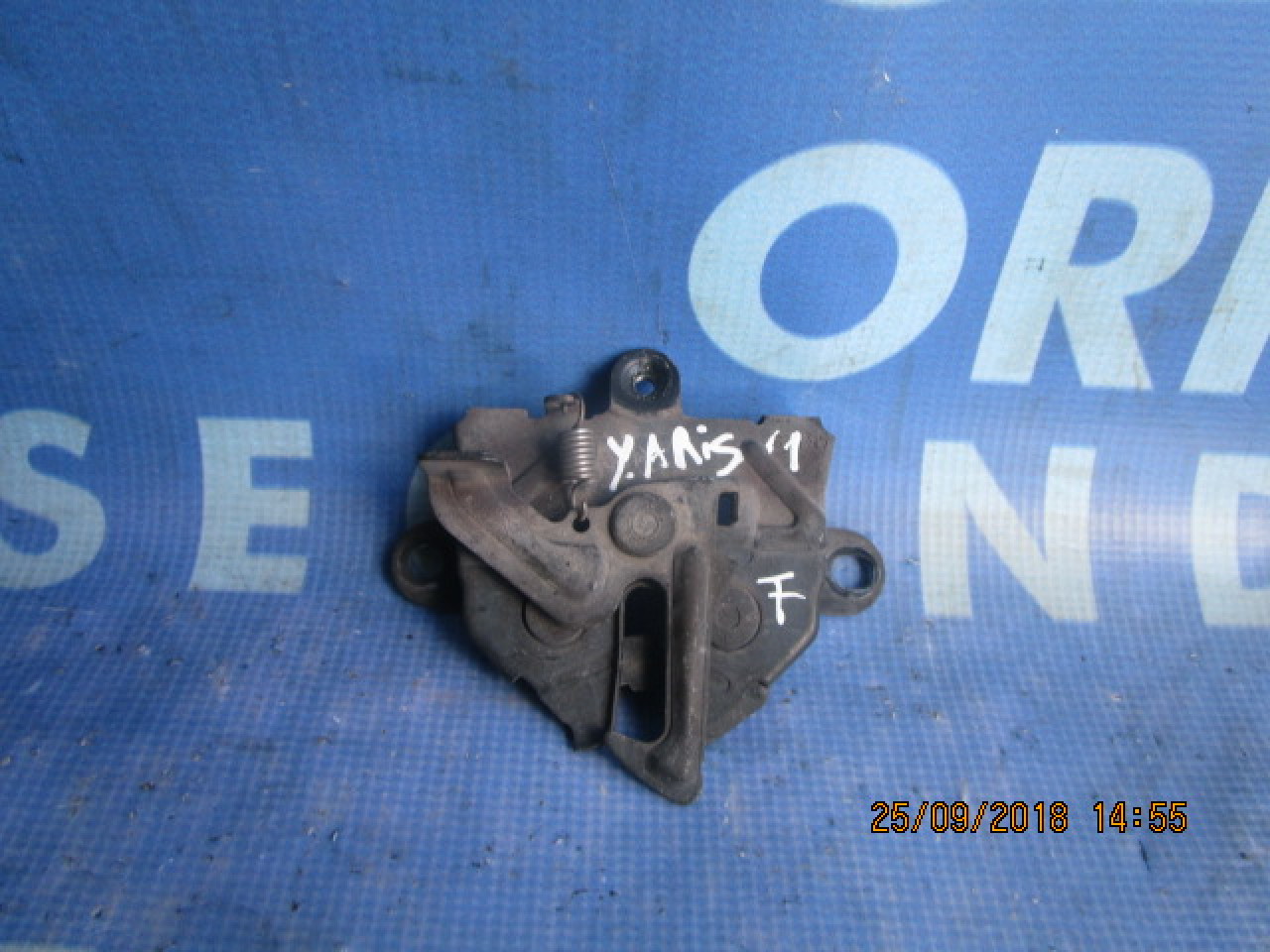Broasca capota Toyota Yaris