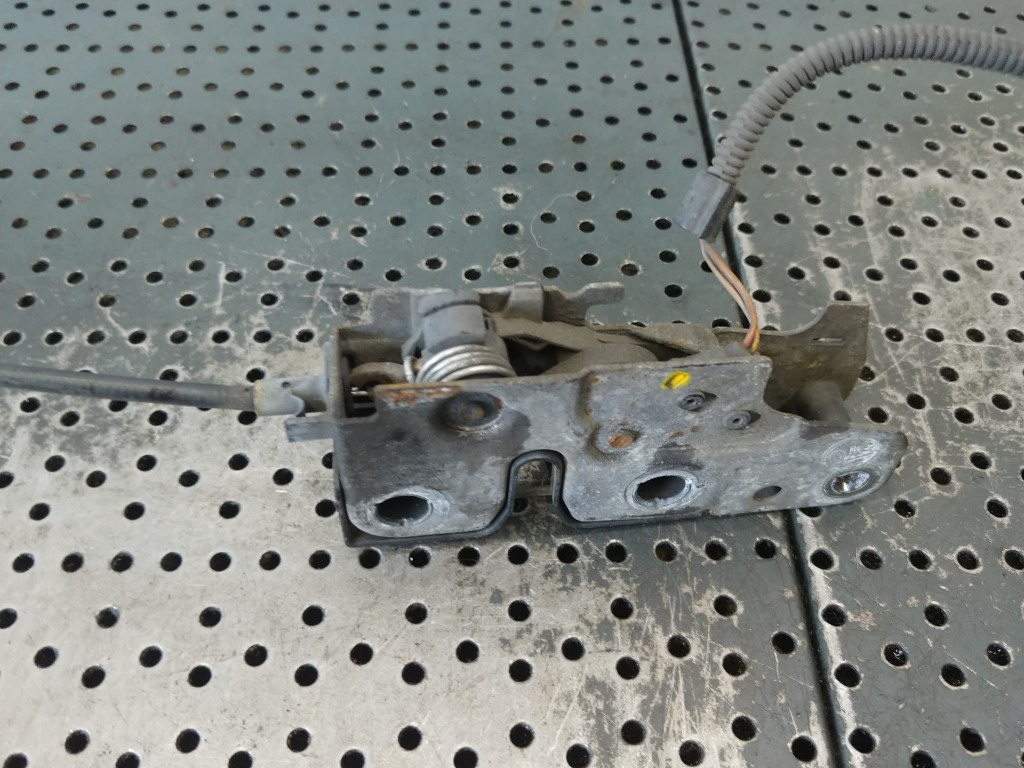 Broasca capota vw golf 5 1k1823531c