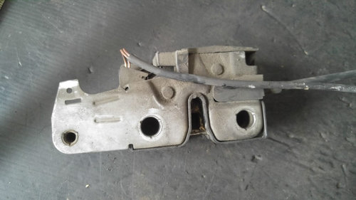 Broasca capota vw passat b6 3c1823509d