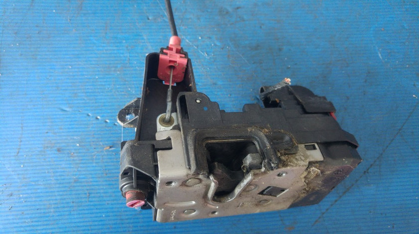 Broasca iala dreapta spate opel astra h 13210739
