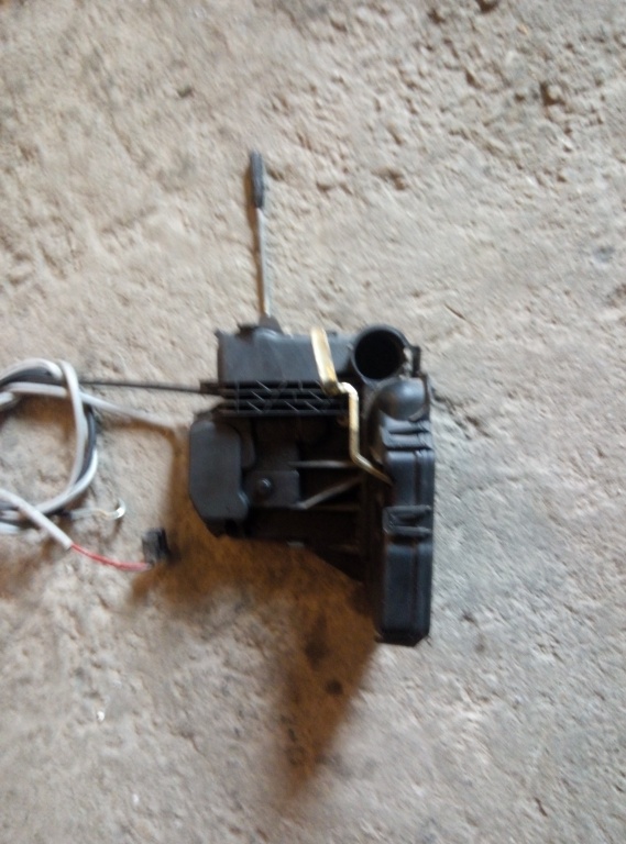 Broasca inchidere fata Mercedes w203