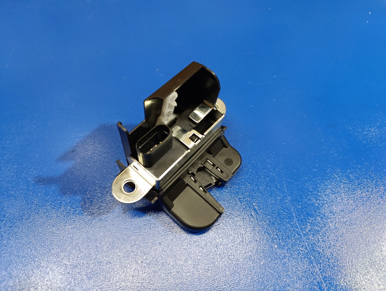 Broasca incuietoare portbagaj Vw Passat b6 b7 Golf 5 6 Tiguan Scirocco