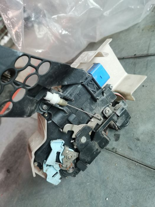 Broasca/încuietoare usa VW Touareg 7L dreapta fata