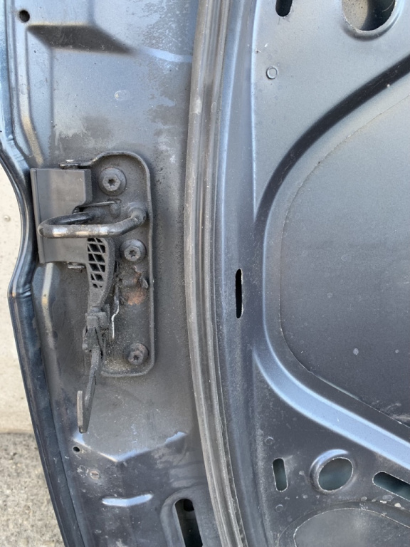 Broasca siguranta capota motor Volkswagen VW Jetta 5 [2005 - 2011] Sedan 4-usi 2.0 TDI MT (140 hp) (1K2)