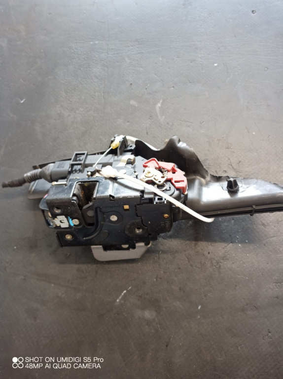 Broasca usa dr fata , Audi A4 B6 , COD- 8E0837350