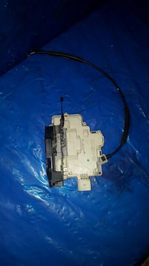 Broasca usa dreapta fata vw eos cod 1p1837016