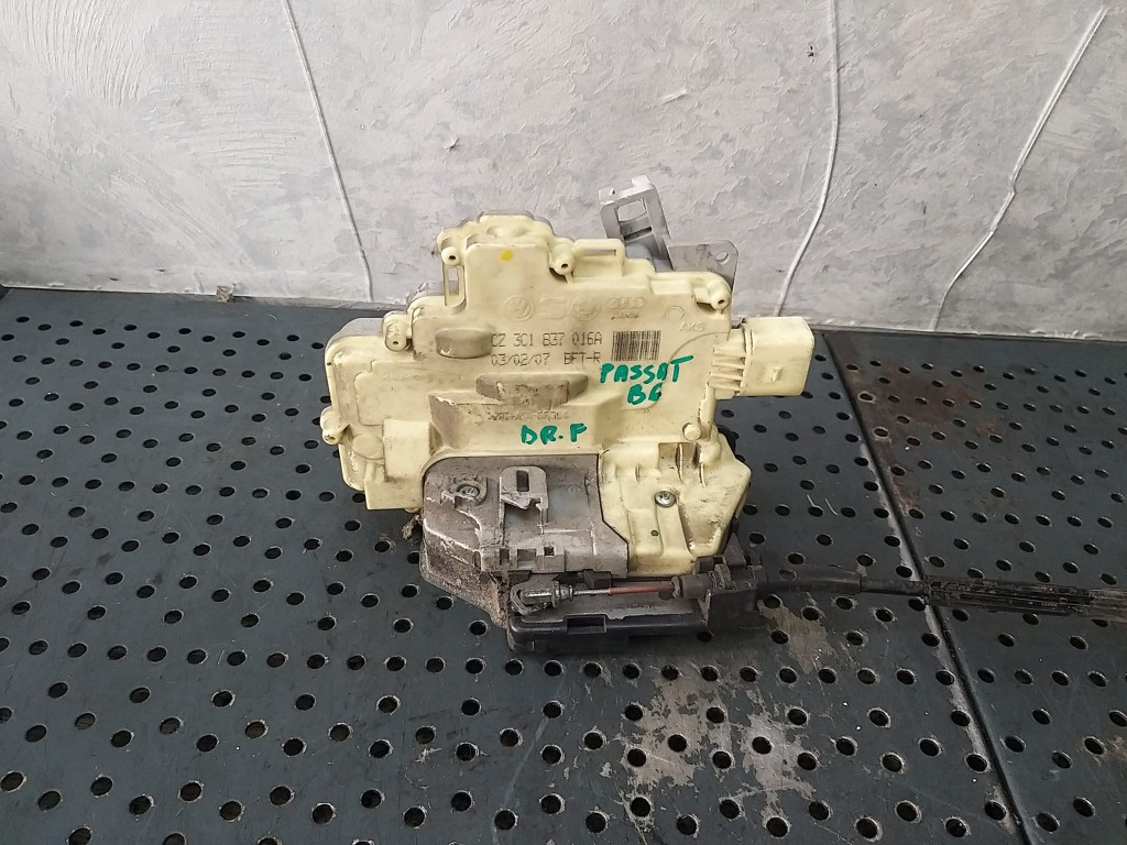 Broasca usa dreapta fata vw passat b6 3c1837016a