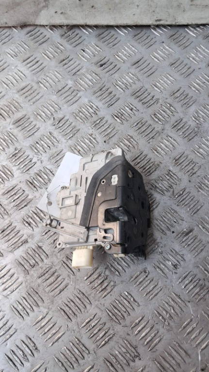 Broasca usa dreapta fata VW Passat B6 an 2006 cod 3C1837016A
